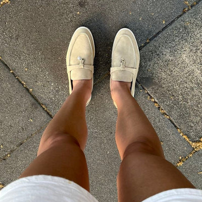 Nahaufnahme der Damen Loafers in beigem Suede