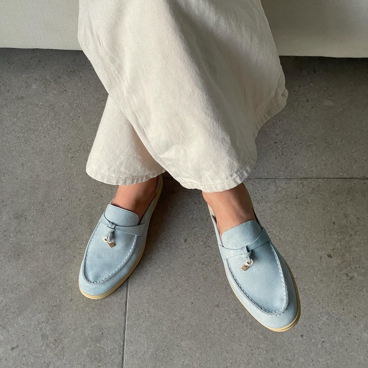 Seite der Loafer für Damen aus himmelblauem suede