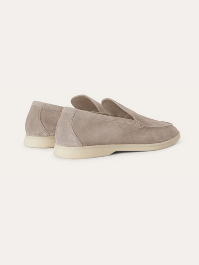 Rückansicht der Herren Loafers in beigem Suede
