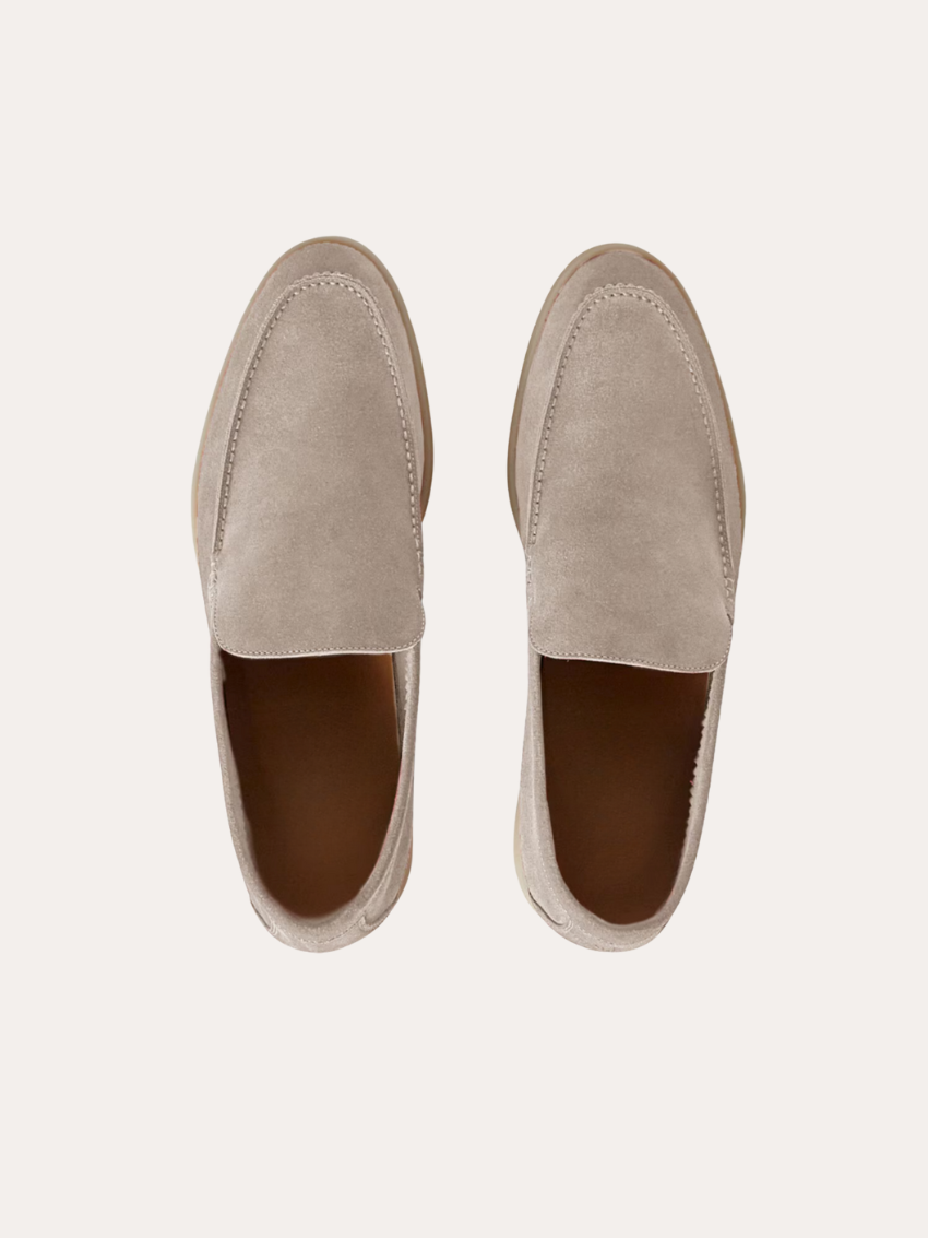 Nahaufnahme der Herren Loafers in beigem Suede
