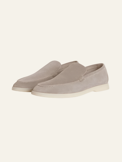 Frontansicht der Herren Loafers in beigem Suede
