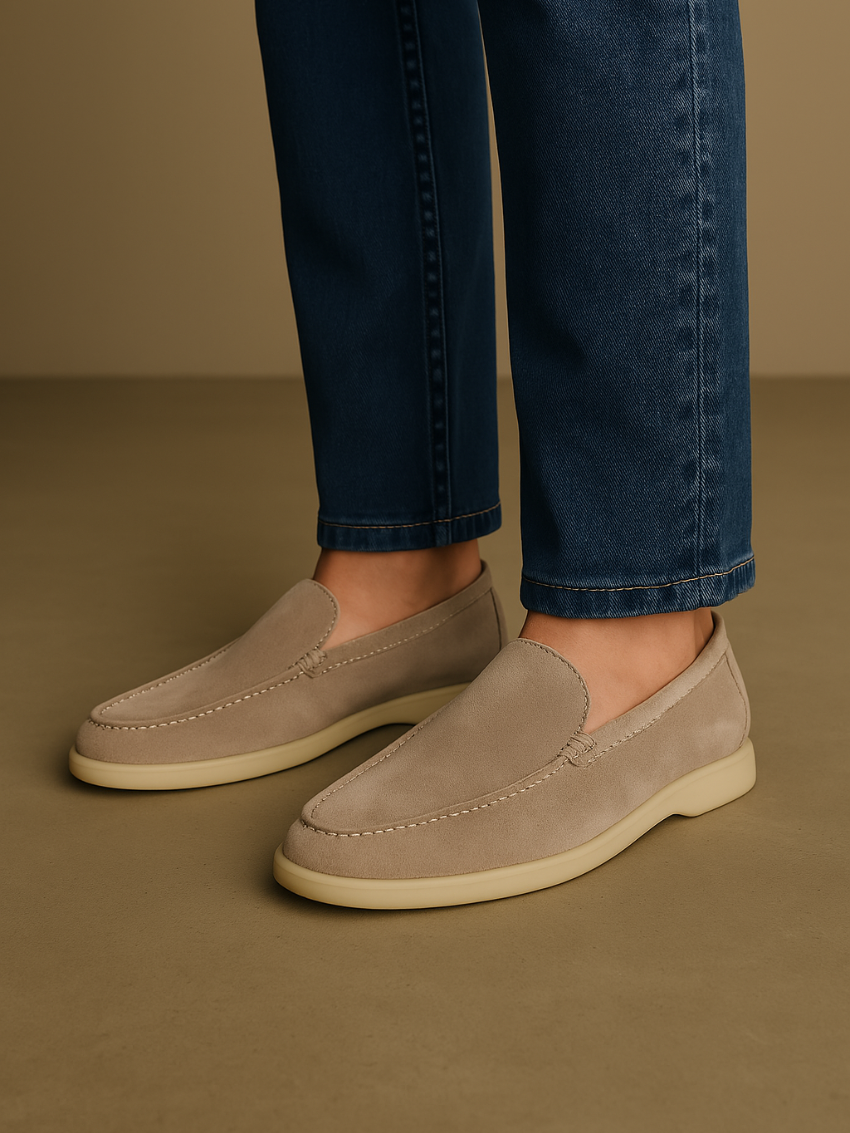 Seitenansicht der Herren Loafers in beigem Suede