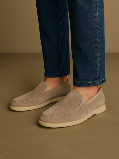 Seitenansicht der Herren Loafers in beigem Suede