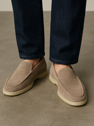 Sohlen-Detail der Herren Loafers in beigem Suede