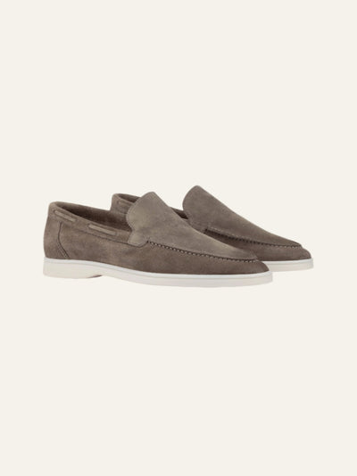 Frontansicht der Herren Loafers in braunem Suede