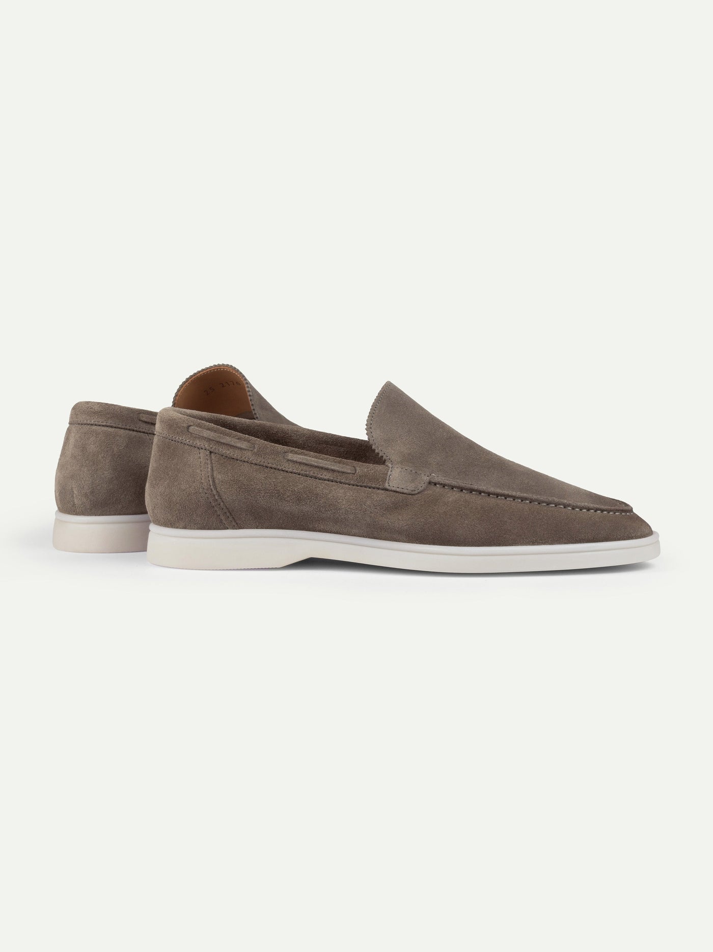 Seitenansicht der Herren Loafers in braunem Suede