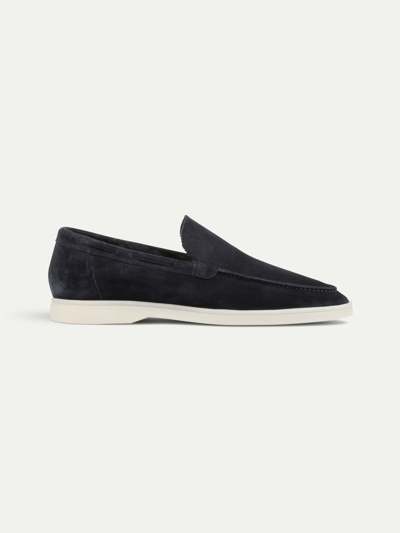 Nahaufnahme der Herren Loafers in Navy Suede