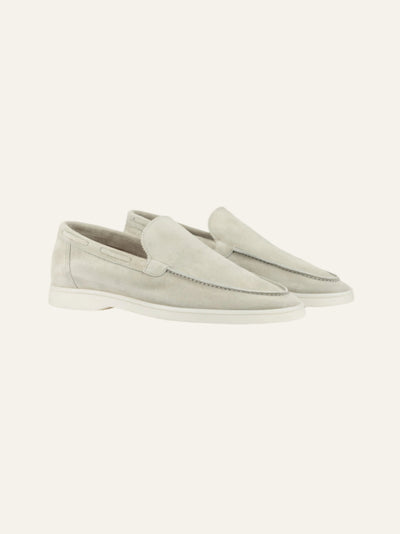 Frontansicht der Herren Loafers in Off White Suede