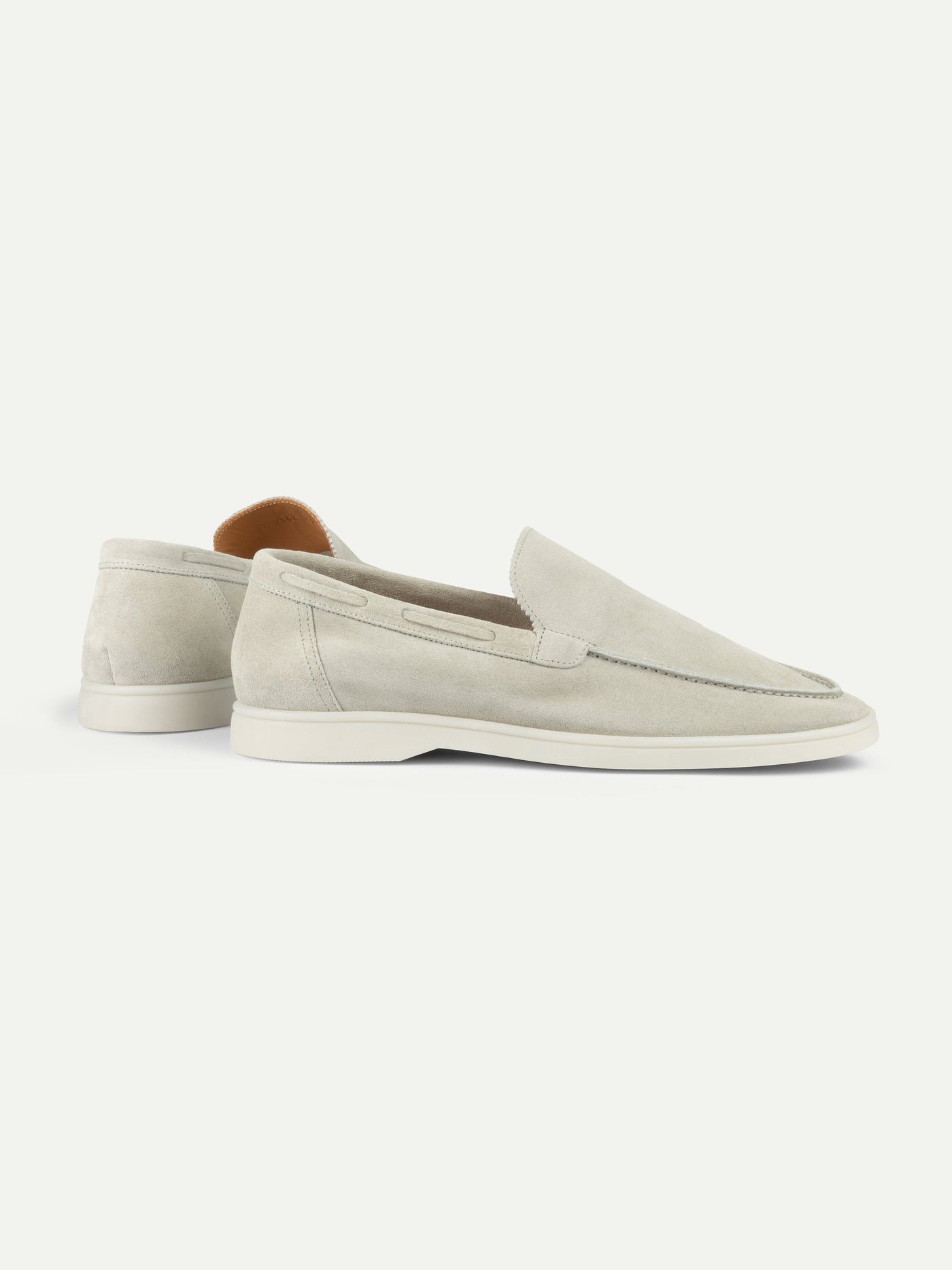 Seitenansicht der Herren Loafers in Off White Suede