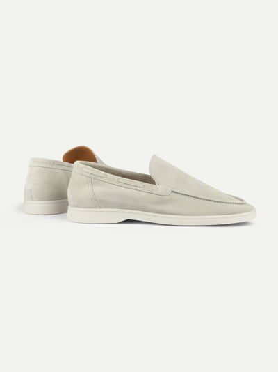 Seitenansicht der Herren Loafers in Off White Suede