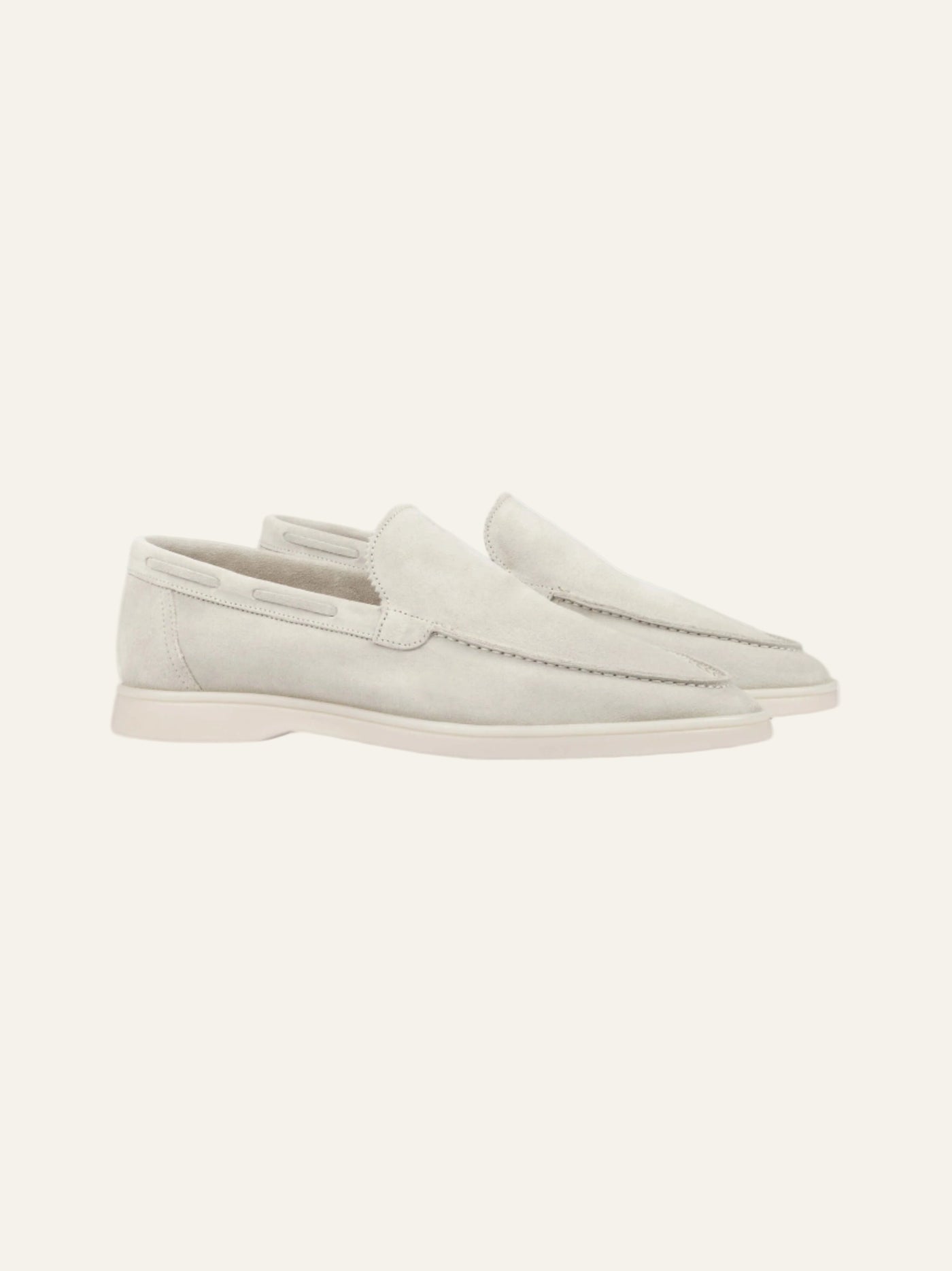Nahaufnahme der Herren Loafers in Silber Suede