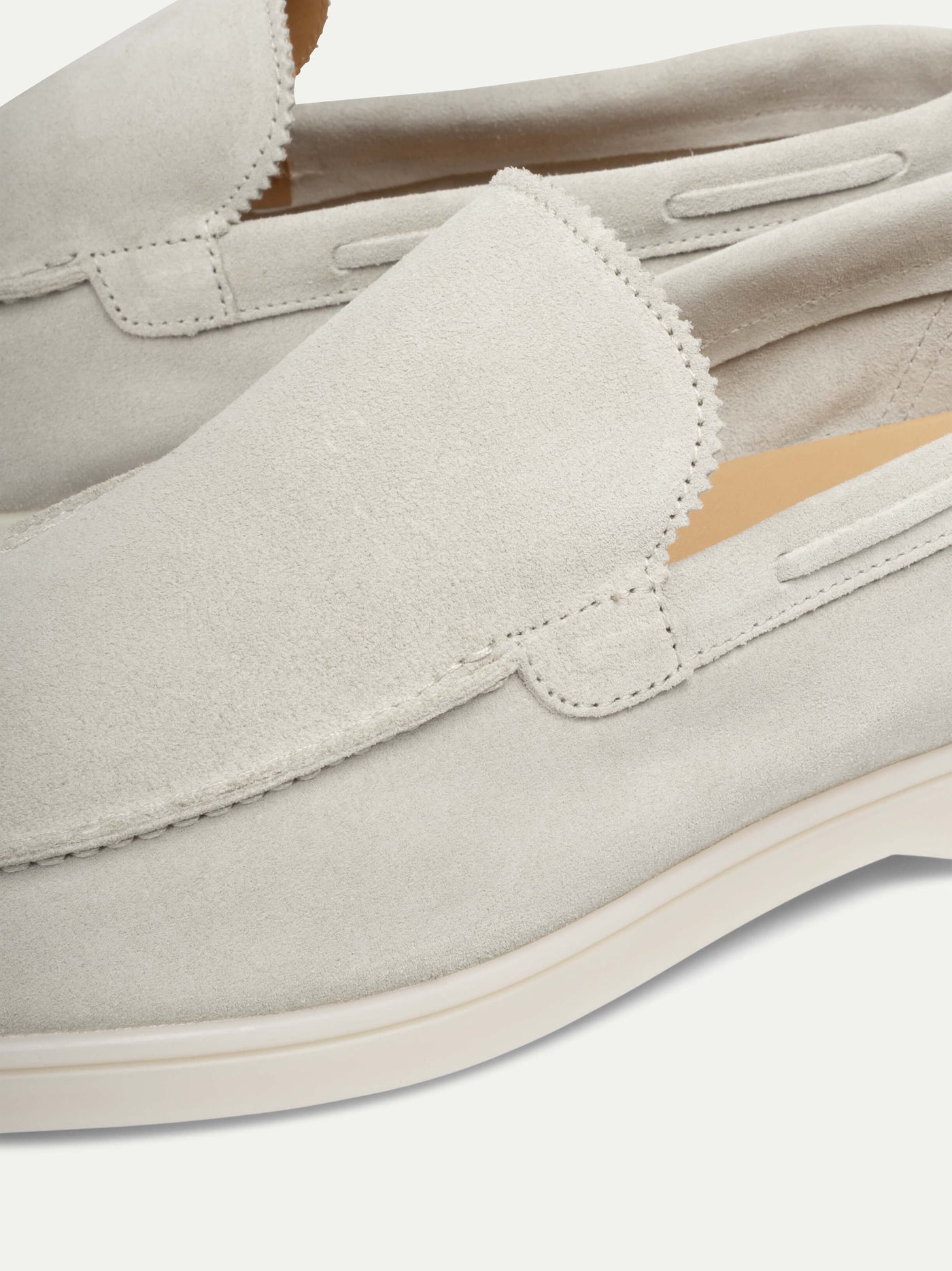 Frontansicht der Herren Loafers in Silber Suede