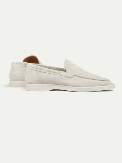 Seitenansicht der Herren Loafers in Silber Suede