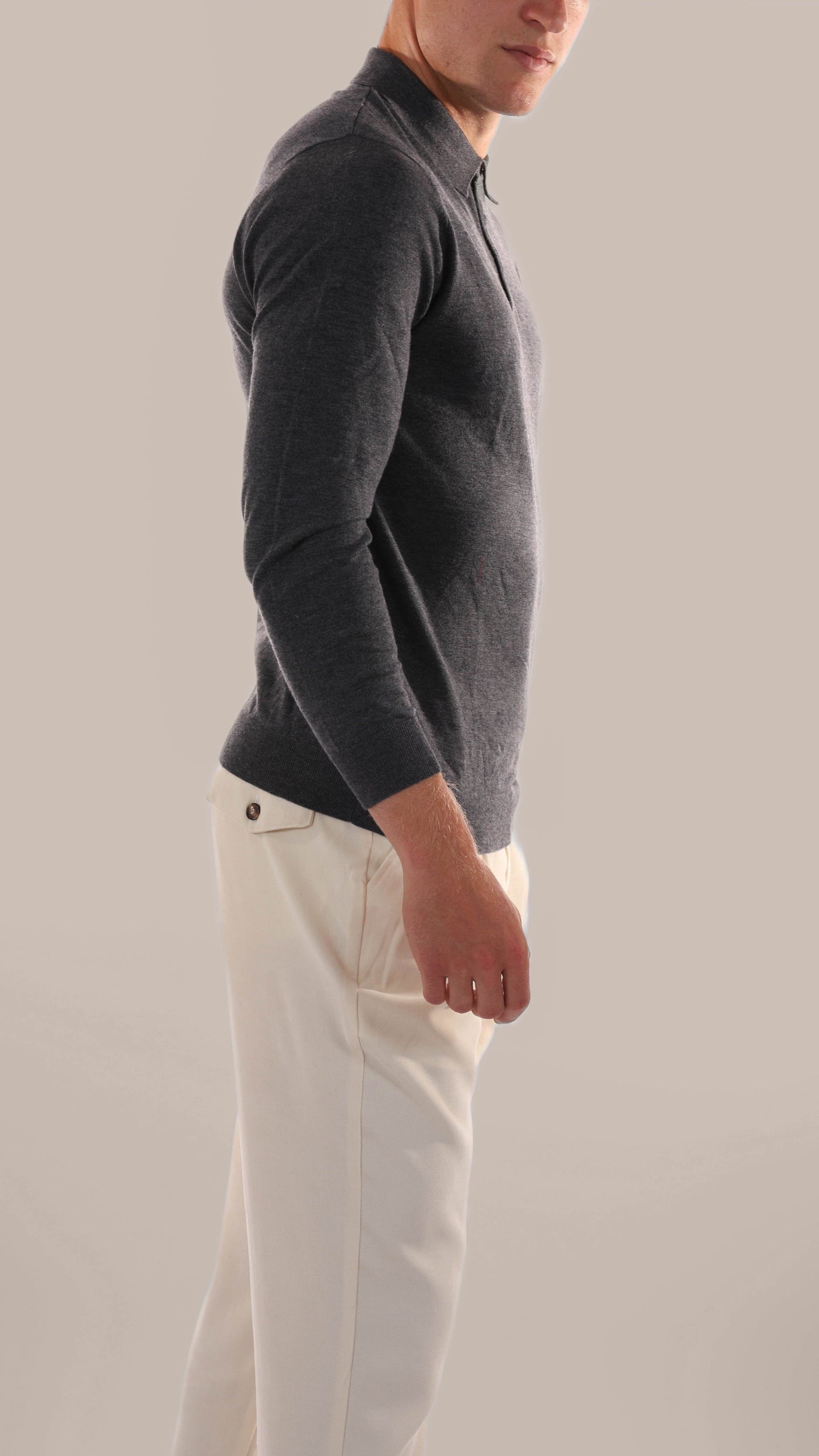 Seitenansicht des Langarm-Poloshirts