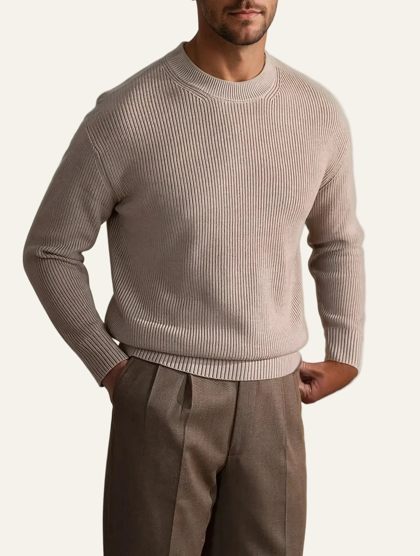 Frontansicht des Rippstrickpullovers in Beige