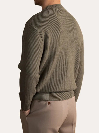 Rückansicht des Rippstrickpullovers in Oliv