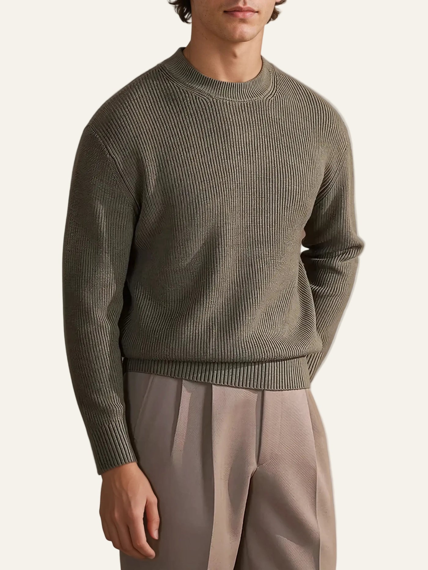 Frontansicht des Rippstrickpullovers in Oliv