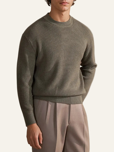 Frontansicht des Rippstrickpullovers in Oliv