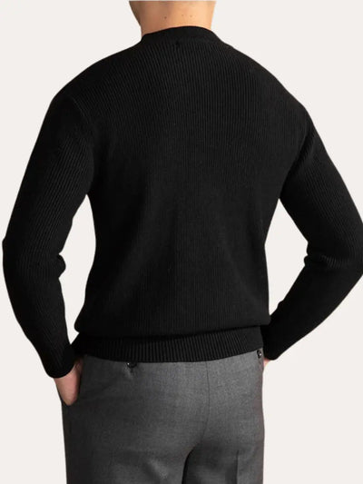 Rückansicht des Rippstrickpullovers in Schwarz