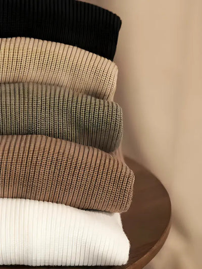Seitenansicht des Rippstrickpullovers in Schwarz