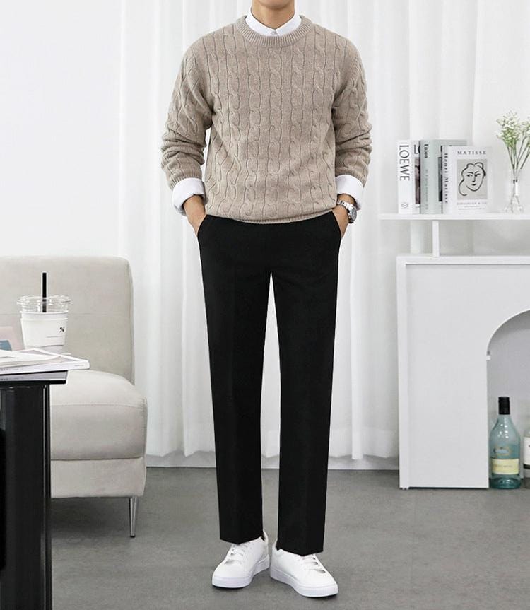 Detail des Zopfmusters des Wollpullovers in Beige